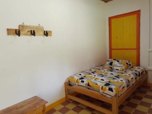 贾丁Hospedaje Campestre El Rancho de Jero的一间小卧室,配有一张床和一张桌子