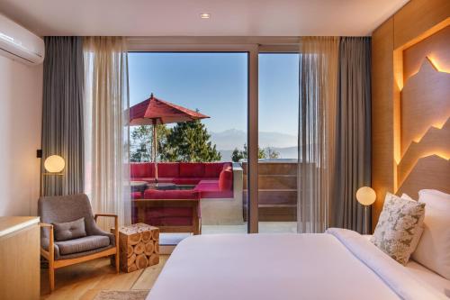 巴克塔普尔The Terraces Resort and Spa的酒店客房设有一张床和一个阳台。