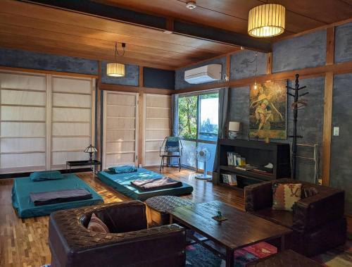 　Komori Village GH ～小森ヴィレッジ ゲストハウス～ 自然の中にある庭付平屋一棟貸的客厅配有沙发和桌子