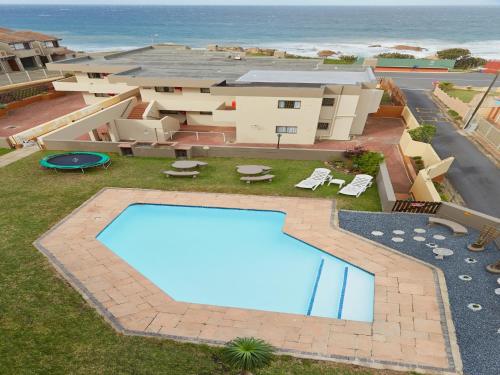 马盖特First Group Costa Smeralda的享有度假胜地的空中景致,设有游泳池和海洋