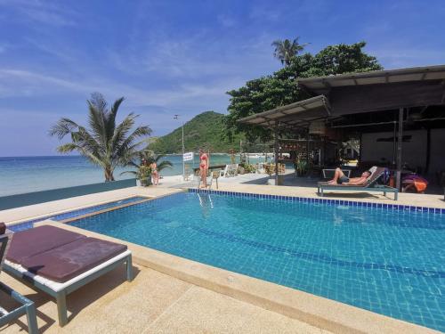 通奈潘海滩Thong Nai Pan Beach Resort的海景游泳池