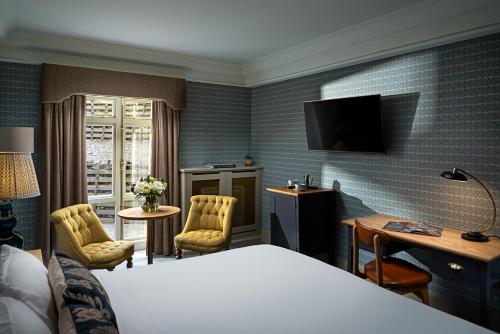 都柏林校舍酒店的酒店客房,配有床和电视