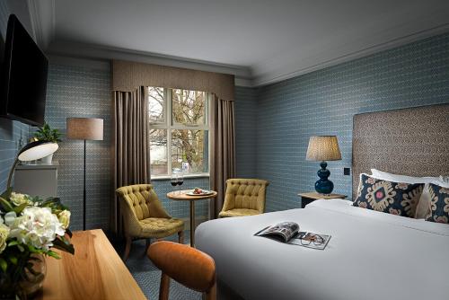 都柏林校舍酒店的酒店客房带一张床、一张桌子和椅子