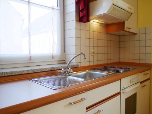 诺因布尔格福尔姆瓦尔德Da`Sporrer Hotel & Wirtshaus的带水槽的厨房台面和窗户