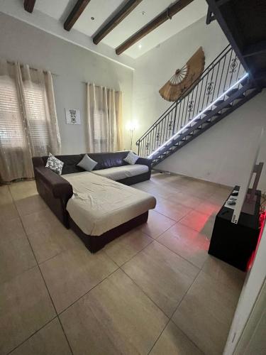 巴勒莫House del corso的一间带床和楼梯的客厅