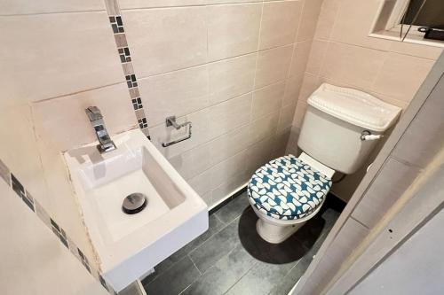 MoortownChelwood Residence的一间带卫生间和水槽的浴室