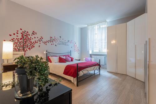 都灵La Maison du Vent by Wonderful Italy的一间卧室配有红色枕头的床