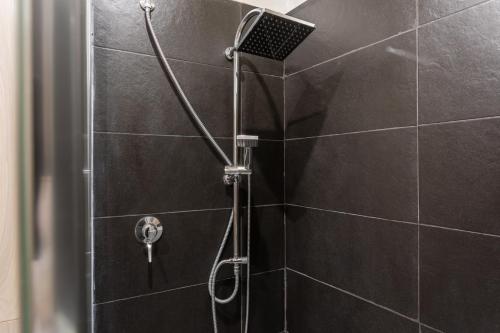 都灵La Maison du Vent by Wonderful Italy的浴室内配有淋浴和头顶淋浴