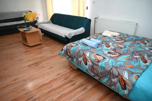 拉克塔希Apartman Sena的一间卧室配有一张床和一张沙发