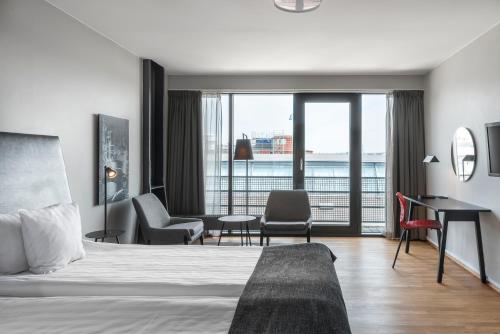 哥德堡艾瑞克斯伯莎伦11号品质酒店的酒店客房设有一张床,享有海景。