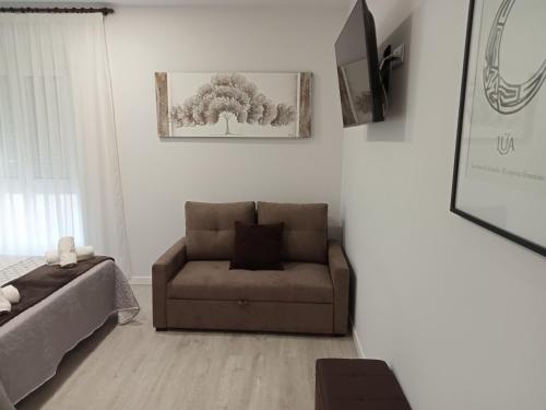 萨里亚Baixo a Lua Rooming的客厅配有沙发和椅子