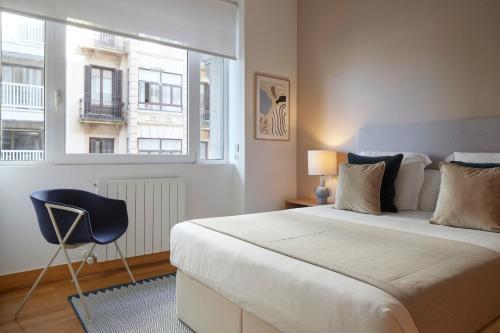 圣塞瓦斯蒂安Eder 2 by FeelFree Rentals的一间卧室设有一张大床和一个窗户。