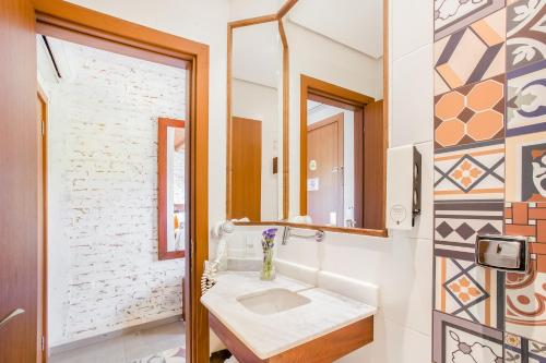 伊克斯雷玛Hotel Villa Lobos Spa Romantik的一间带水槽和镜子的浴室