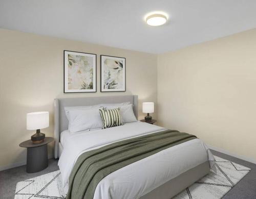 Adventure BayThe Shack on Francis的一间卧室配有一张带两盏灯的大型白色床。