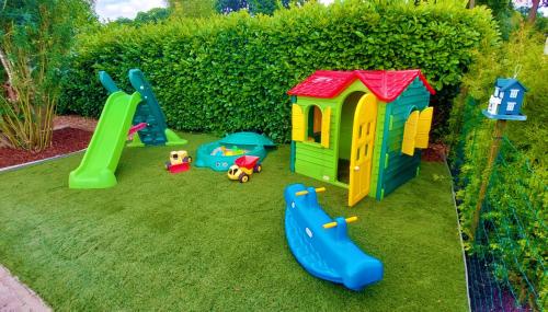 福尔特赫伊曾[Veluwe] Chalet De Rode Vos, 2-6p 60m2! Gezinspark!的儿童游乐区,在草地上摆放玩具