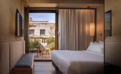 巴塞罗那Hotel Casa Sagnier的酒店客房设有一张床和一个阳台。