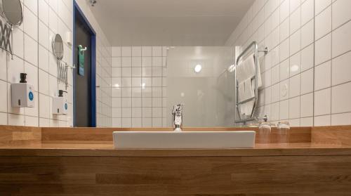 哥德堡艾瑞克斯伯莎伦11号品质酒店的一间带水槽和镜子的浴室