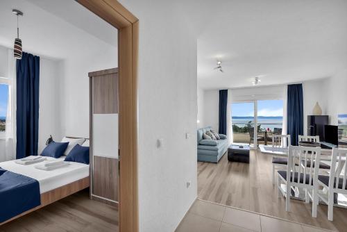 马卡尔斯卡Apartments Lujnovic的一间卧室设有一张床和一间客厅。