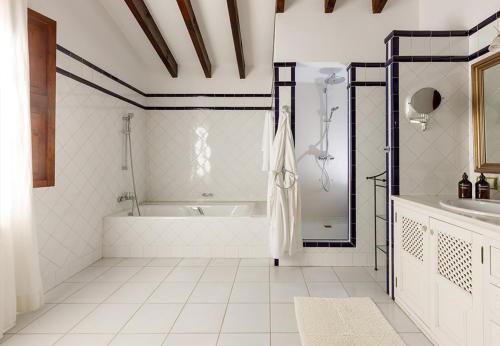 索列尔Finca Can Coll Boutique Country House - Adults Only的白色的浴室设有浴缸和水槽。