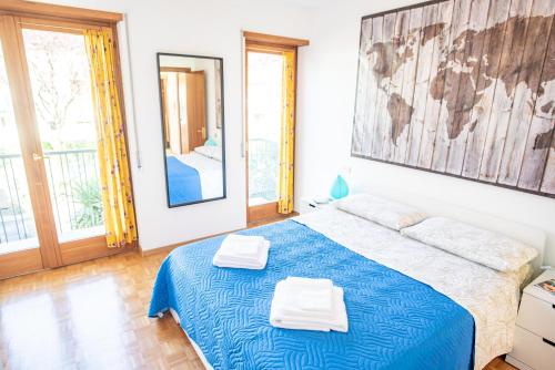 阿科Arcolovers的一间卧室配有蓝色的床和毛巾