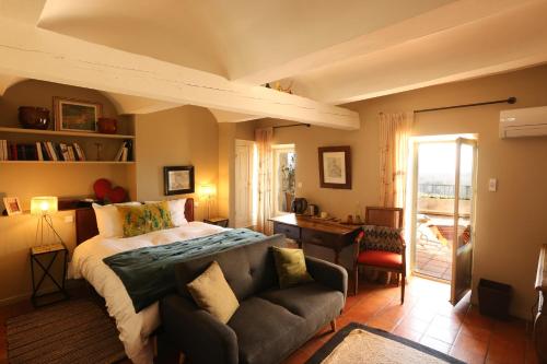 克利尤斯克拉马斯喀特乔木酒店的一间卧室配有一张床和一张沙发