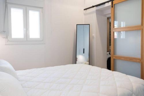 帕拉代西翁Casa d'oro 56 Living in Paradisi的白色的卧室设有一张大床和一个窗户