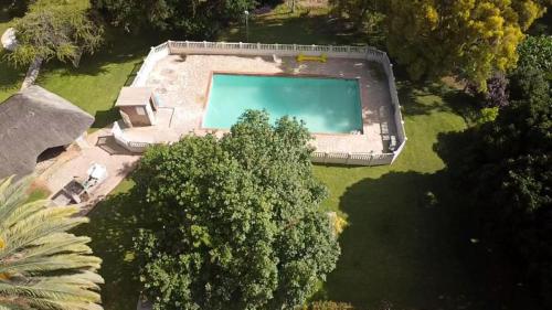 布拉瓦约Neat standard room in guesthouse - 2088的享有庭院游泳池的顶部景色
