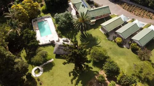 布拉瓦约Twin Room in Hillside - 2087的享有庭院的空中景致,设有游泳池
