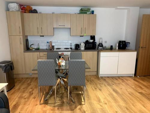 利兹Large Private Flat in City Centre Leeds的一间厨房,里面配有桌椅