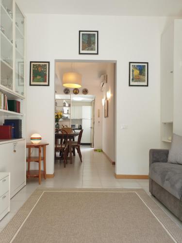 马里纳-迪-皮特拉桑塔Casetta Donatello的客厅配有沙发和桌子