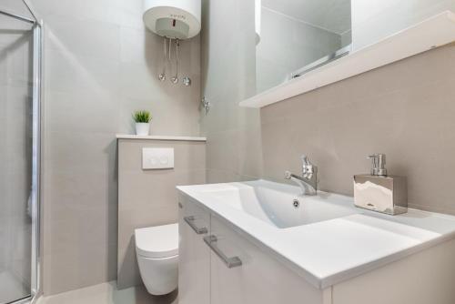 拉巴克Apartment Zulijani House Helis B7的白色的浴室设有水槽和卫生间。