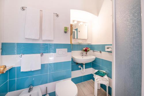 里奥马里纳日欧苏尔玛瑞酒店的蓝色和白色的浴室设有水槽和卫生间