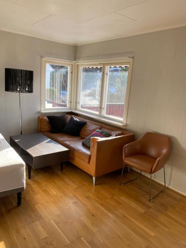 罗伦斯固克LIA的带沙发和2扇窗户的客厅