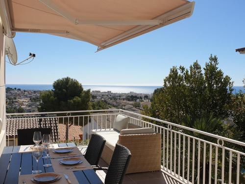 卡拉费尔Precioso apartamento con vista al mar的阳台的天井配有桌椅