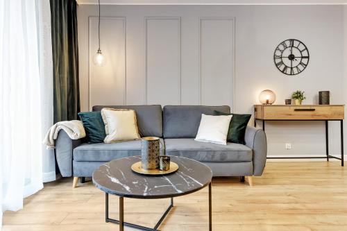 格但斯克Angielska Grobla Apartinfo Apartments的客厅配有沙发和桌子