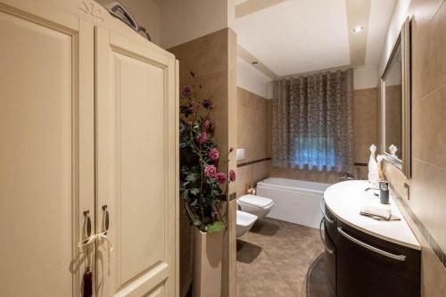 GanfardineNadia Green House的浴室配有盥洗盆、卫生间和浴缸。