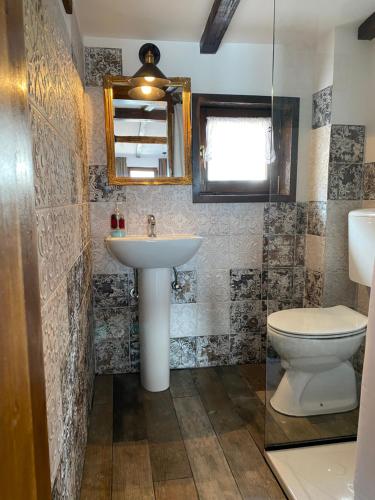 奥赫里德奥赫里德湖景公寓的一间带水槽和卫生间的浴室