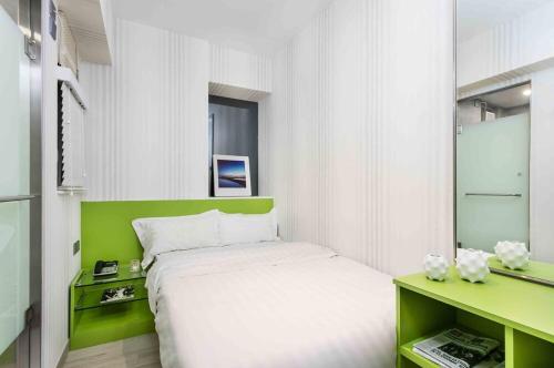 香港Pop E INN-B&B的一间小卧室,配有一张床和镜子