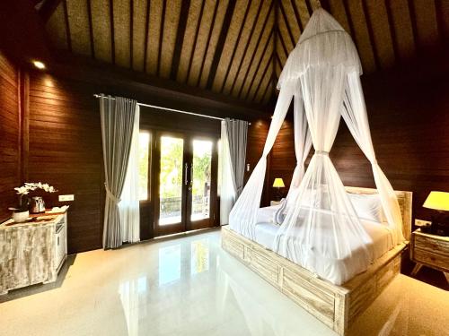 珀尼达岛Villa Vilah的一间卧室配有一张带蚊帐的床