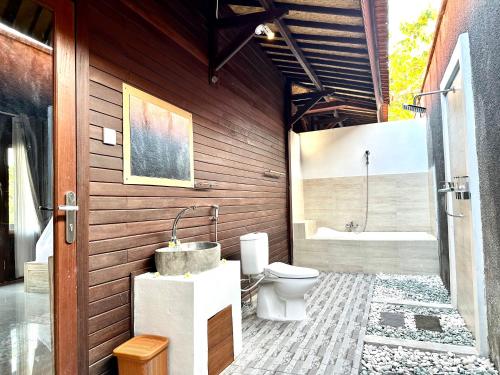 珀尼达岛Villa Vilah的浴室配有卫生间、盥洗盆和淋浴。