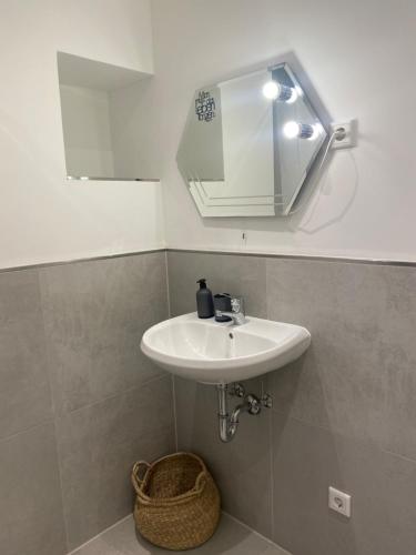 森登霍尔斯特Klytti‘s Pension的浴室设有白色水槽和镜子