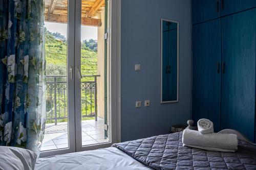 阿凯松Kotrona Farmhouse - Argassi Zakynthos的一间卧室设有一张床和一个滑动玻璃门