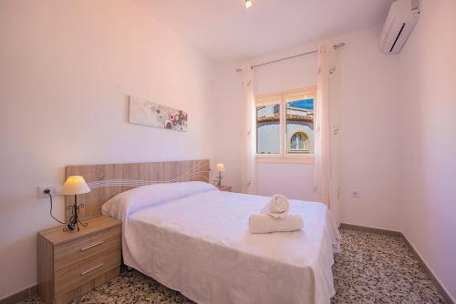 卡尔佩Villa Cronos - PlusHolidays的一间卧室配有一张床,床上有毛巾