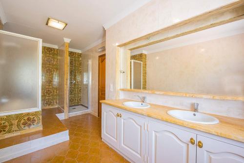 卡尔佩Villa Cronos - PlusHolidays的一间带两个盥洗盆和大镜子的浴室