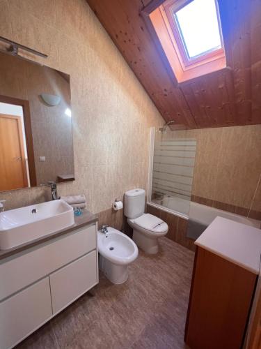 卡斯铁略－德哈卡Apartamento Luga的一间带水槽和卫生间的浴室以及窗户。