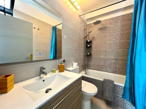 阿罗纳Stunning lovely flat with Pool and strong Wi-Fi的一间带水槽、卫生间和镜子的浴室