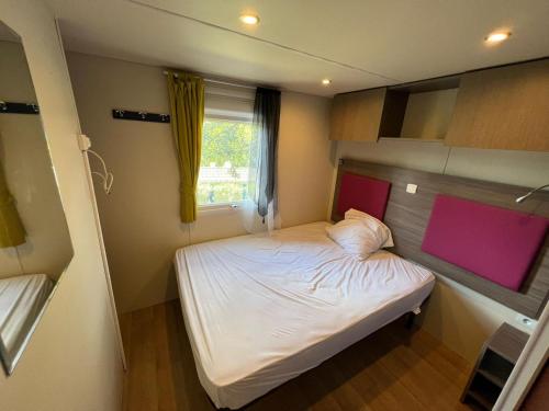 加桑Bungalow luxe 3 chambres surplombant le Golf de St Tropez的小房间设有床和窗户