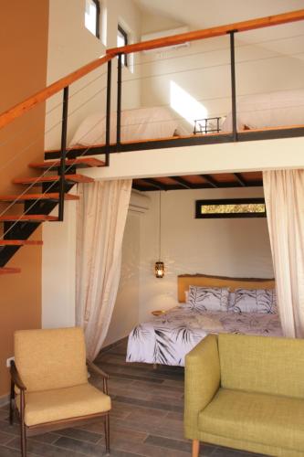 萨兰达Botë Farms Agriturismo的一间卧室配有高架床和两张床
