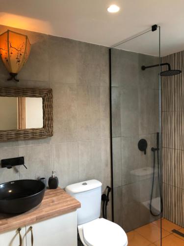 萨兰达Botë Farms Agriturismo的浴室配有卫生间、盥洗盆和淋浴。