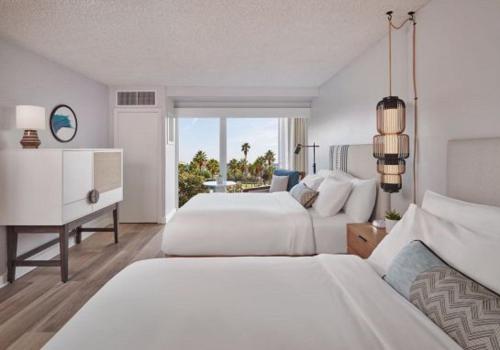 洛杉矶The Pierside Santa Monica的酒店客房配有两张床和一张书桌